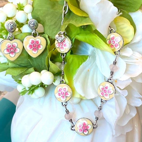 Bookmark my Closet “LIKE”♥️Get notified of sales♥️ - Picture 7 of 16